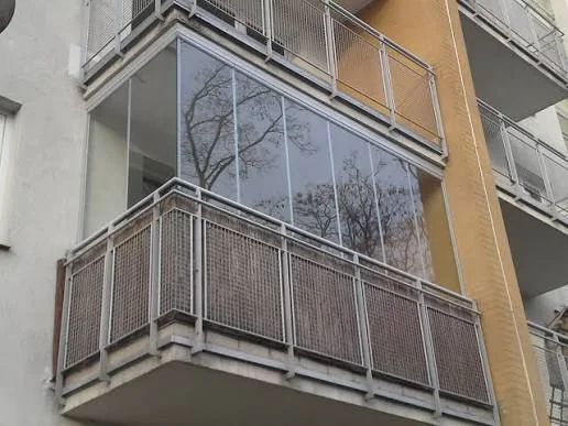Balkon bezramowy - zabudowa szklana od zewnątrz