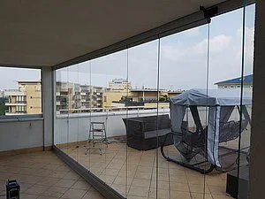 Balkon bezramowy - przeszklenie od strony tarasu
