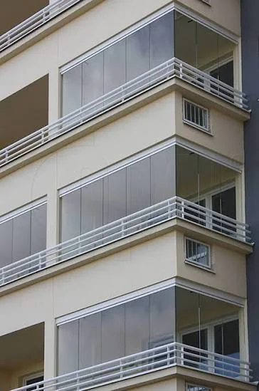 Balkon bezramowy - realizacja w budynku wielorodzinnym