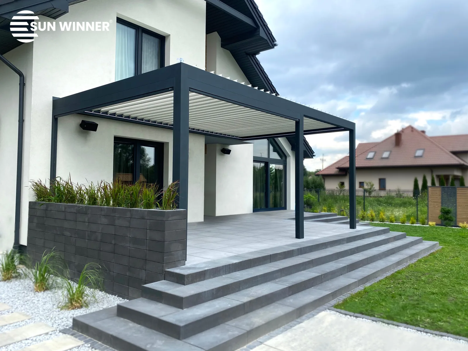 Pergola lamelowa przy domu